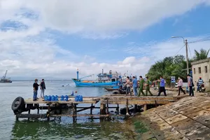 Dựng lại hiện trường vụ cha ném con gái 5 tuổi xuống sông