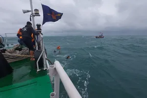 Cứu 9 ngư dân trên tàu bị chìm gần đảo Lý Sơn