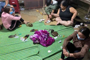 Nhóm người chuyên đến các đám ma xóc dĩa ăn tiền