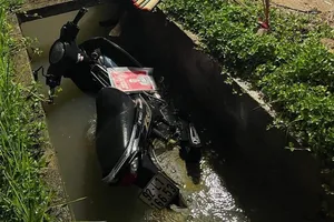 Rơi xuống mương nước, người đàn ông đi xe máy tử vong