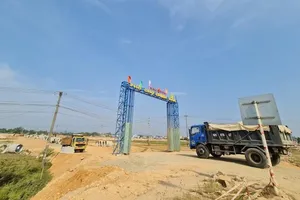 Nhà dân ngập, chủ đầu tư khu phố chợ Chiên Đàn nói lỗi tại sông