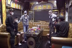 Bắt giam 26 người liên quan vụ sử dụng ma tuý ở Karaoke & Hotel King