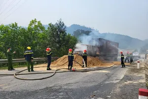 Xe đầu kéo bốc cháy ngùn ngụt trên đường Hồ Chí Minh 