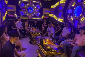 Tàn tiệc cưới, nhóm thanh niên rủ đến quán karaoke chơi ma tuý 