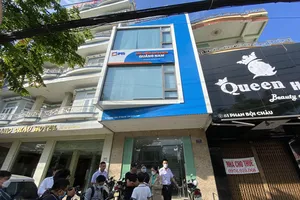 Khách hàng kéo đến công ty đòi quyền lợi về bảo hiểm COVID-19