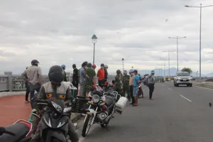 Tìm thấy thi thể cháu bé vụ ‘cha ôm con gái nhảy cầu tự tử’ 