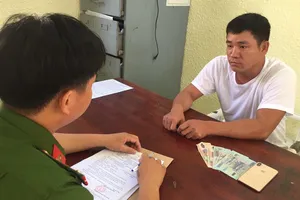 Đặt taxi chở đi lòng vòng rồi cướp giật điện thoại của tài xế