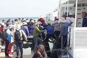 'Choáng' với giá vé tàu đi đảo Lý Sơn tăng vọt