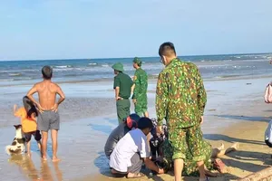 Thương tâm: Tắm biển, 2 học sinh đuối nước, 1 em tử vong