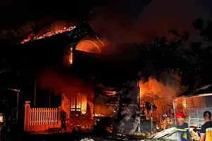 Cháy dữ dội tại căn nhà 2 tầng ở TP Tam Kỳ