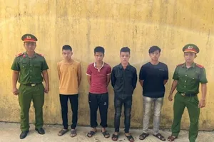 Dùng súng, dao bắt giữ người rồi dàn cảnh để đối phó công an 