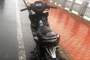 Thấy xe máy trên cầu Cửa Đại, nghi có người tự tử nên dân gọi báo công an