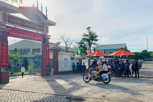 CSGT dùng xe đặc chủng chở 1 thí sinh bị hư xe đến điểm thi 