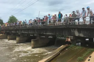 Bỏ lại 6 con nhỏ, người mẹ nhảy cầu tự tử 