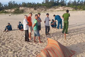 Người dân tập thể dục tá hoả phát hiện thi thể trôi vào bờ biển