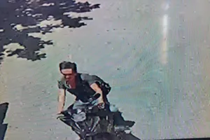 Nghi can dùng cuốc cướp tiệm vàng đến nhà trưởng công an huyện đầu thú 