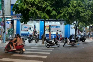 Người đàn ông cầm búa xông vào tiệm vàng, đập tủ kính 