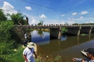 Ngã xe trên cầu, bé trai 10 tuổi rơi xuống sông tử vong 
