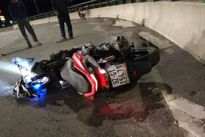Xe máy tông vào lan can cầu, nam thanh niên tử vong 