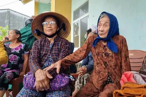 Hình ảnh người dân Quảng Nam sơ tán trước giờ bão số 4 đổ bộ