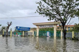 Bão vừa qua, người dân miền Trung lại tất tả chạy lũ