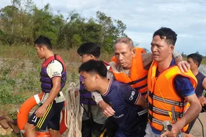 Cảnh sát cứu cụ ông 87 tuổi bị lũ cuốn 