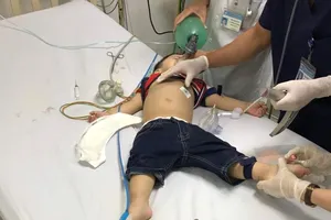 Cứu bé trai 22 tháng tuổi hóc thạch rau câu ngưng thở, ngưng tim 