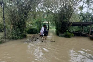 Mưa trắng trời, nhiều tuyến đường ở Quảng Nam ngập sâu, chia cắt