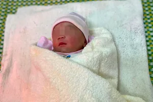 Nhiều cặp vợ chồng hiếm muộn muốn nhận bé gái bị bỏ rơi làm con nuôi 