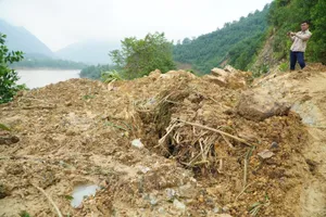 Nhiều tuyến đường ở Quảng Nam vẫn còn ngập, sạt lở gây chia cắt