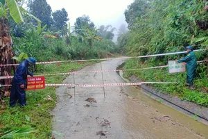 Sạt lở nghiêm trọng ở Quảng Nam, bộ đội, công an mở đường tạm cho dân đi