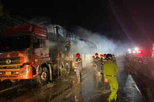 Xe đầu kéo chở 7 ô tô cháy ngùn ngụt trên quốc lộ 1 