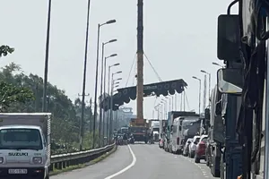 Xe đầu kéo gặp tai nạn, kẹt xe kéo dài trên Quốc lộ 1 