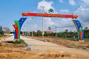 Cổng chào gần 400 triệu mới xây nhưng 1 trụ nằm giữa đường mới mở rộng