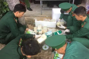 Bao tải chứa 20 gói nghi là ma tuý trôi vào biển Quảng Ngãi 