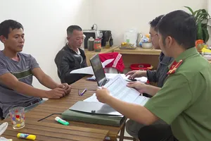 Bắt 13 người trong đường dây cá độ bóng đá 65 tỉ ở Quảng Nam