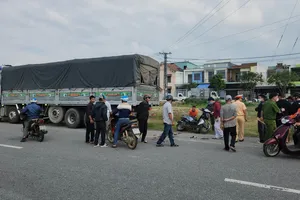 Xe máy tông vào xe tải đang đậu, 2 người thương vong 