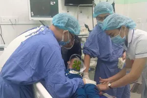 Cấp cứu cho 1 bệnh nhi nuốt đầu tua vít dài 3cm 