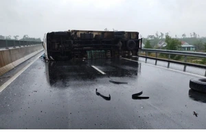 Xe tải lật chắn ngang đường, cao tốc Đà Nẵng – Quảng Ngãi ùn ứ 