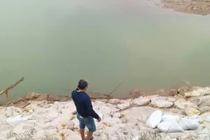 Cùng nhóm bạn tắm sông, 1 em học sinh lớp 8 chết đuối 