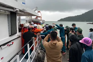 Đưa 2 người dân từ đảo Cù Lao Chàm vào bờ cấp cứu ngày cận Tết