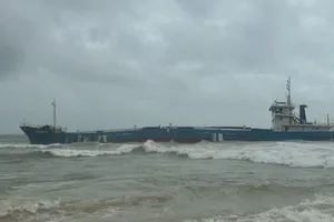 Tàu chở gạo mắc cạn gãy đôi, Quảng Ngãi họp khẩn