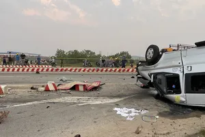 Quảng Nam: Xe container va chạm với xe khách làm 8 người chết