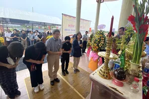 Người Hàn Quốc cúi đầu tại lễ Tưởng niệm 55 năm thảm sát Xóm Tây