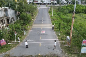 Chặn đường đi vì cho rằng đền bù không đúng cam kết