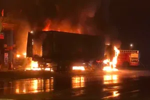 Quảng Nam: Ô tô tải và xe container đậu sát cây xăng bốc cháy 