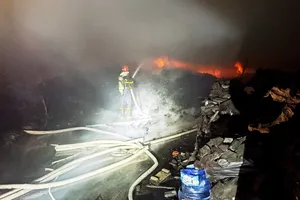 Cháy kho than củi 200 tấn ở Quảng Ngãi lúc giữa khuya