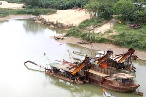 Quảng Nam: Các mỏ cát dừng hoạt động, doanh nghiệp xây dựng lao đao