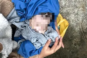 1 bé trai bị vứt bỏ trong thùng rác