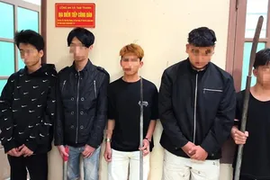 Hai nhóm thanh thiếu niên ‘hỗn chiến’ bằng bom xăng, hung khí